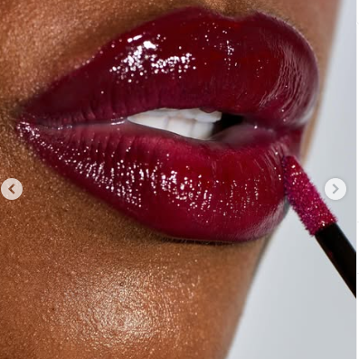 Application huile lèvres Flirt Bestiale – geste applicateur doe-foot lèvres brillantes